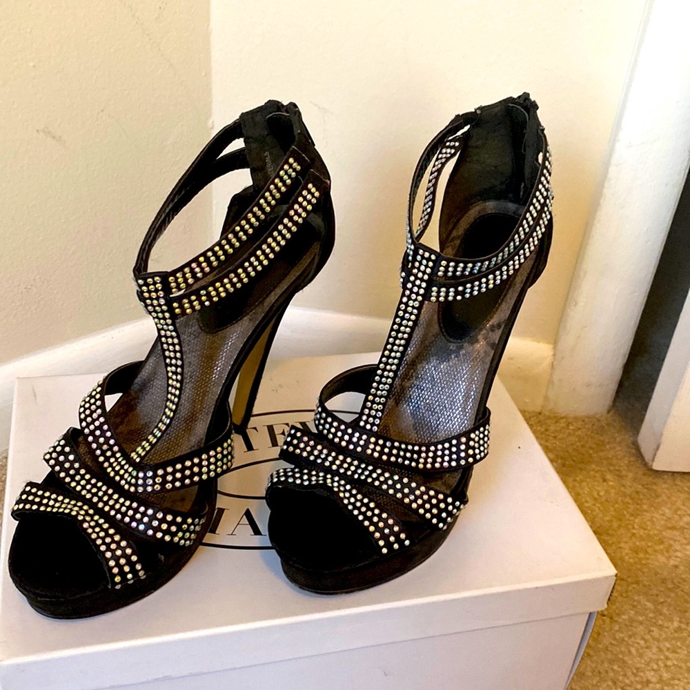 LBD’s best shoe friend. Goes with an color due to iridescent rhinestones.